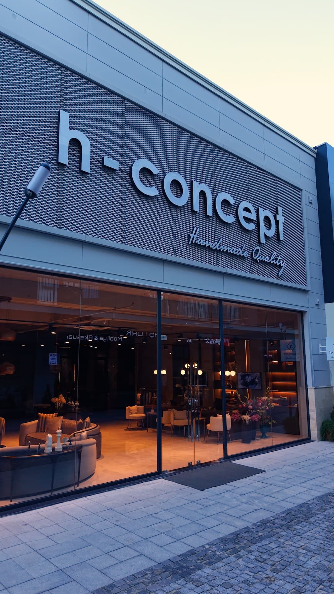 H Concept Konya mobilya mağazasının cephesi